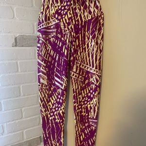 CLS scrunch booty leggings, M, Purple & yellow.